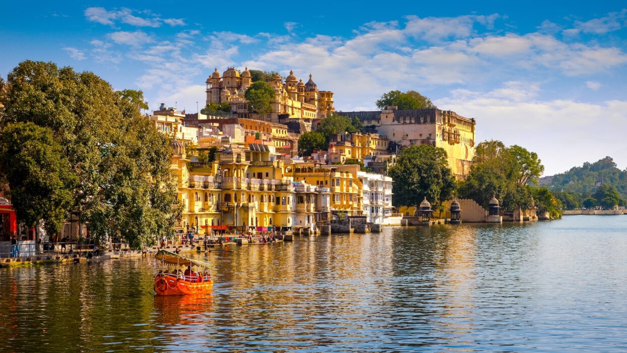 Lake Pichola Udaipur one day itinerary map with old city and sunset route