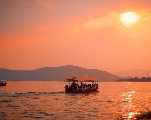 Best sunset timing strategy around Lake Pichola Udaipur with crowd guidance