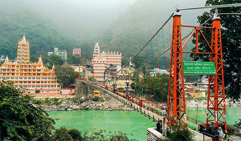 Family-friendly bridge area walk planning in Rishikesh
