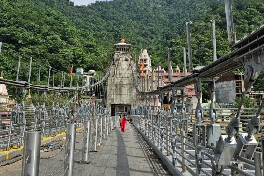 Practical walking route plan around Lakshman Jhula bridges area