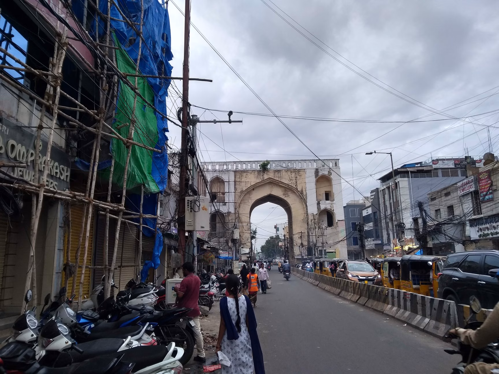 Lal Darwaza market visitor shopping checklist