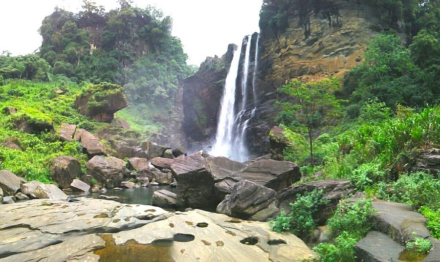 Trekking trail leading to Laxapana Falls viewpoint
