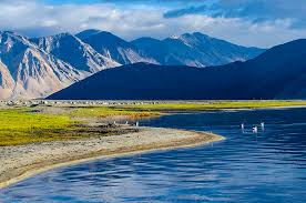 Scenic lake stop on Leh Ladakh route