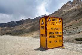Fatu La pass section on Leh Kargil bike route