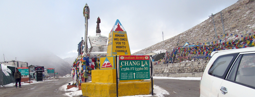 Chang La pass crossing on bike route to Pangong