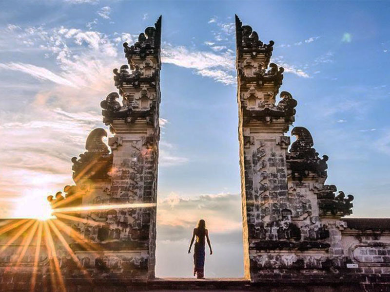 Lempuyang Temple reflection photo trick demonstration