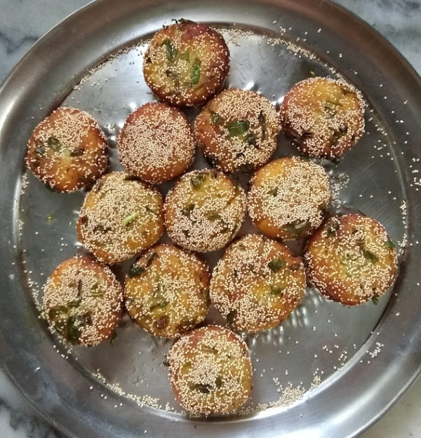 Posto bora and local Bengali side dishes in Bishnupur