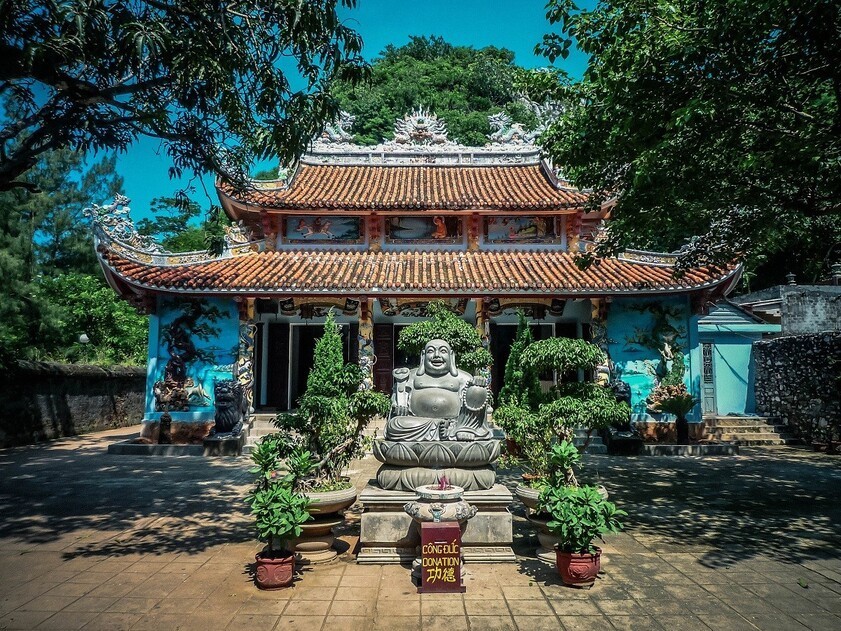 Pagoda and temple architecture within Marble Mountains complex