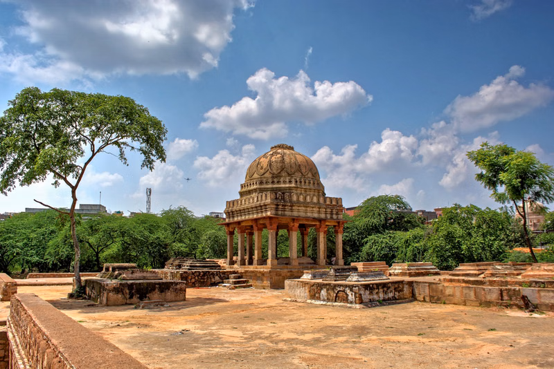 Best time and weather planning for Mehrauli Archaeological Park heritage walk