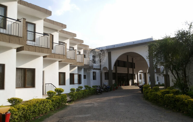 Comparison of MP Tourism hotels and private stay options in Ujjain