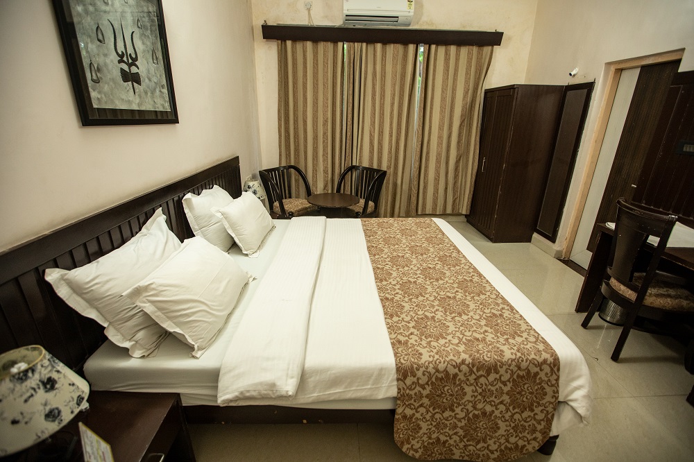 Temple itinerary aligned hotel planning strategy in Ujjain