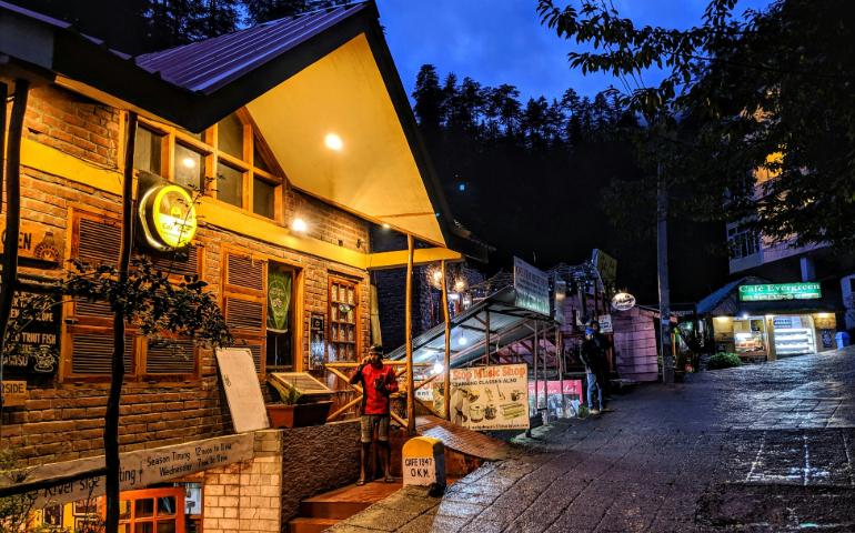 Cafe culture in Old Manali with riverside and mountain views
