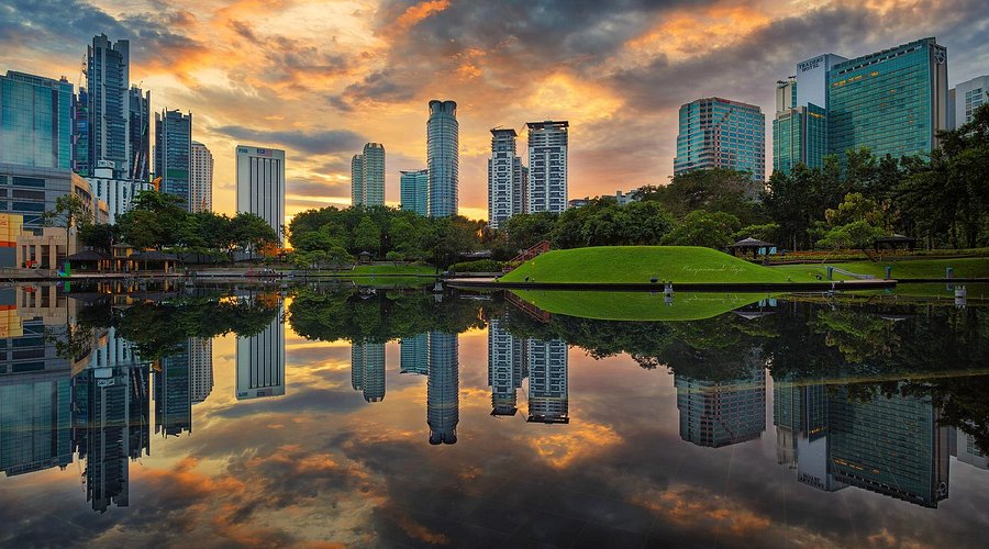 KLCC Park with Lake Symphony fountain show at night