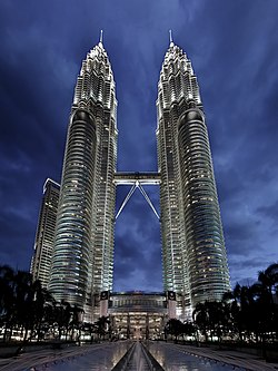Petronas Twin Towers Islamic architecture - Steel and glass facade