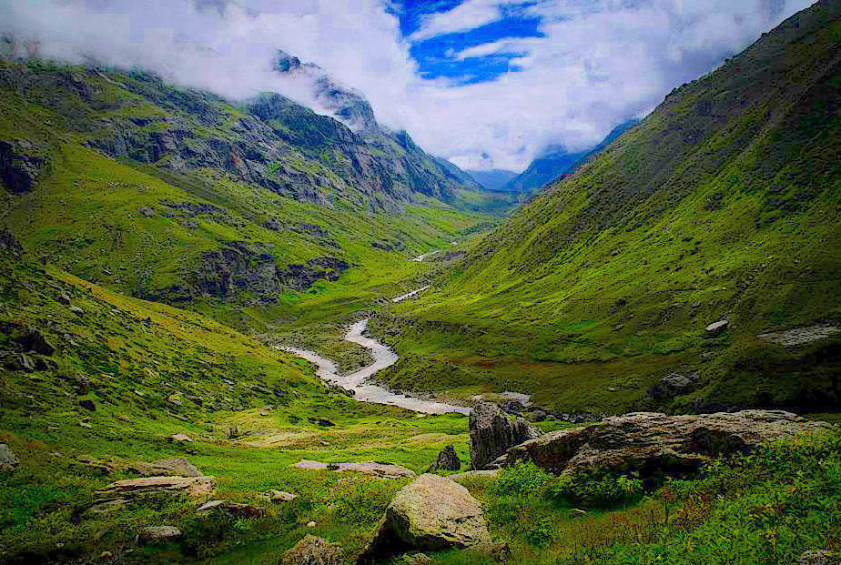 Snowy pass section on Pin Parvati route