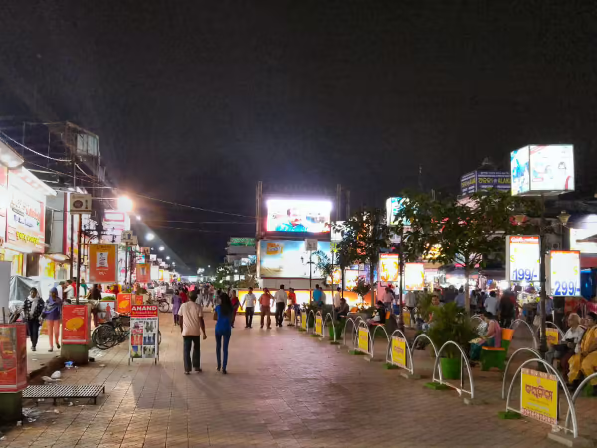 Evening shopping crowd in Bhubaneswar market area
