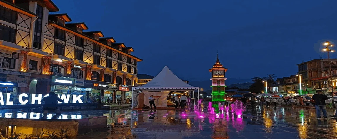 Evening shopping activity in Srinagar market streets