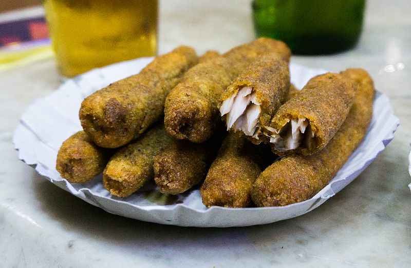 Kerala tea shop snacks including pazhampori and parippu vada