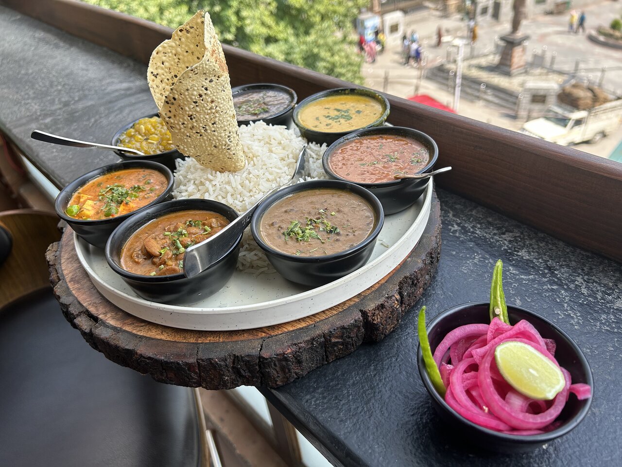 Mall Road food street and quick bites in Manali