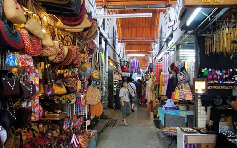 Boutique lanes and handmade product shops in Old Manali