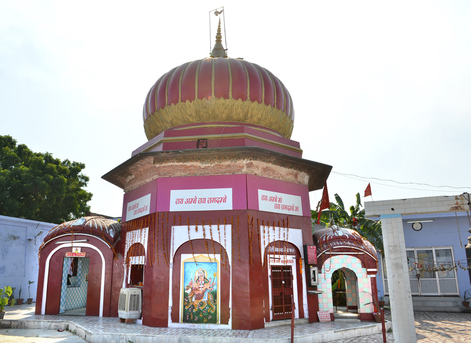 Bhawani Amba Temple in Ambala with devotees praying