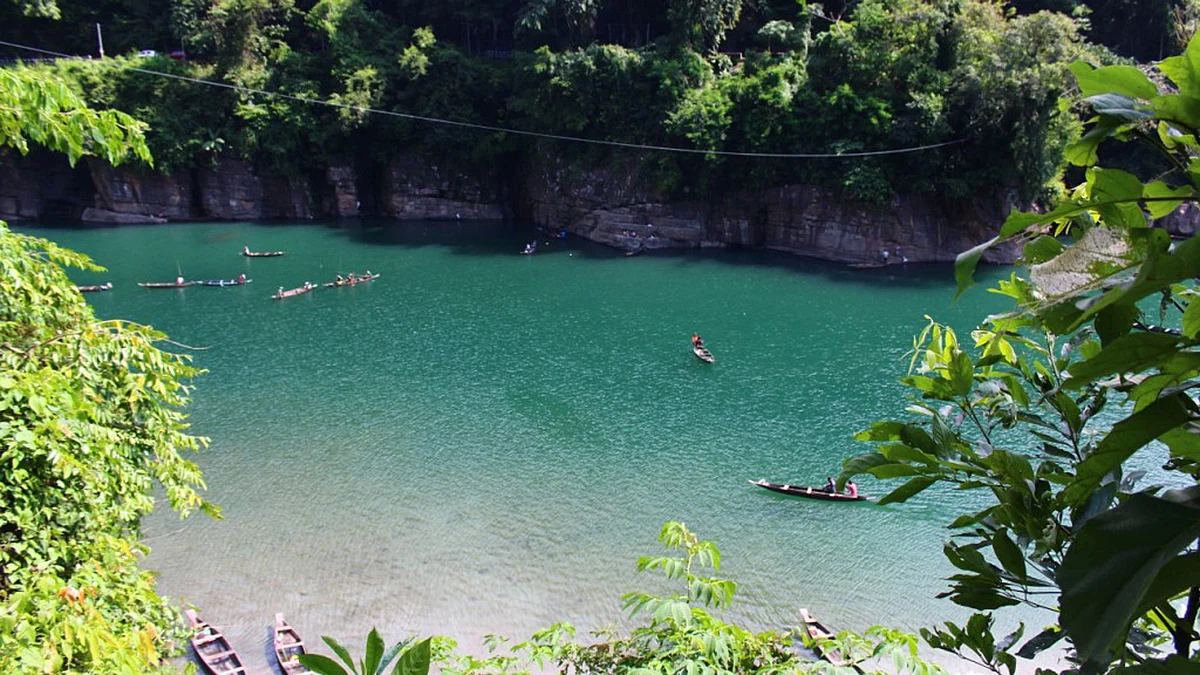 Clear water boating scene on Umngot River in Dawki