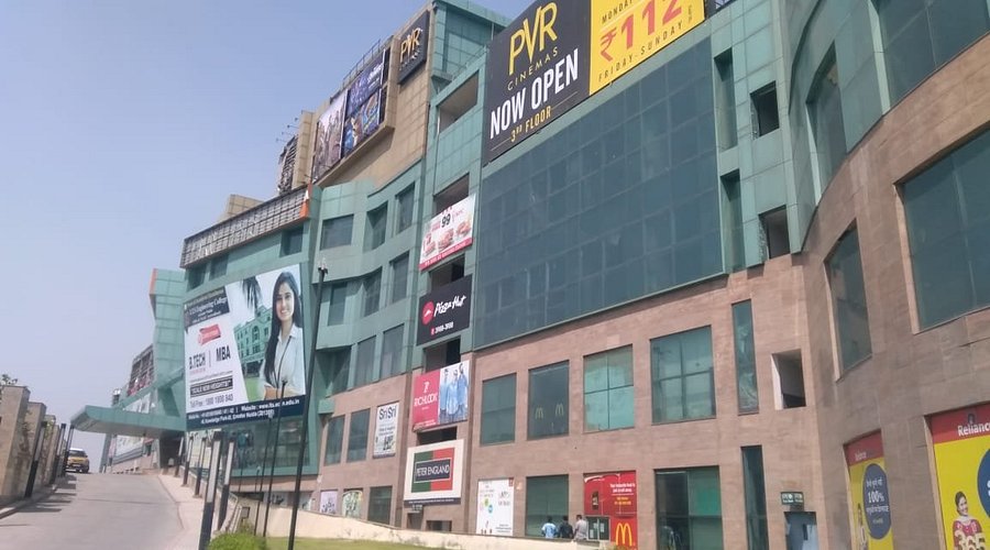 Large open mall plaza and public space in Noida