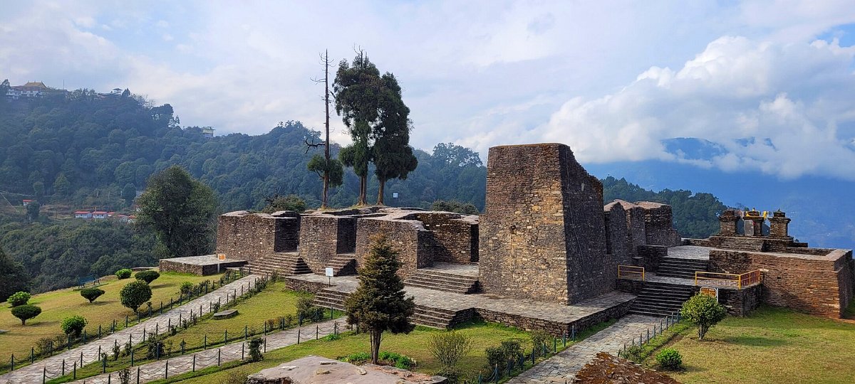 Forest approach trail leading to Rabdentse ruins in Pelling