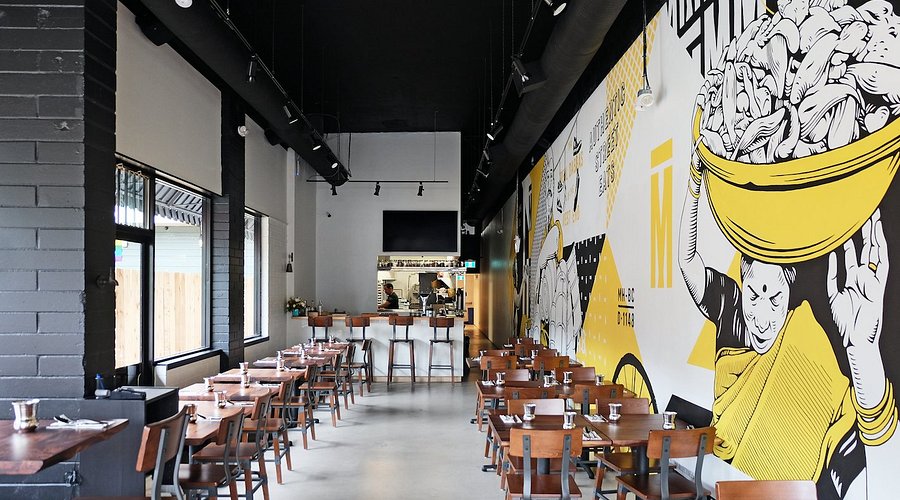 Local eatery crowd and food service in Mumbai