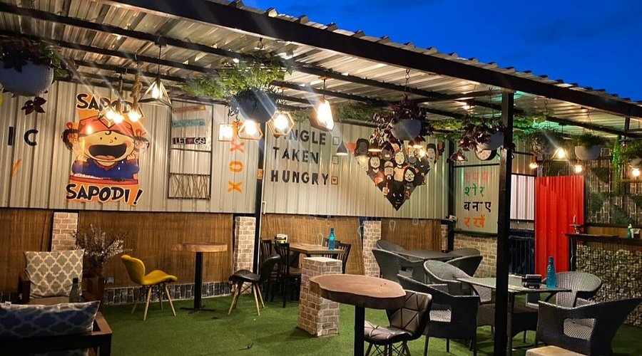 Mountain cafe and scenic dining in Uttarakhand hill station
