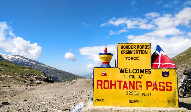 Rohtang Pass permit check post with tourists