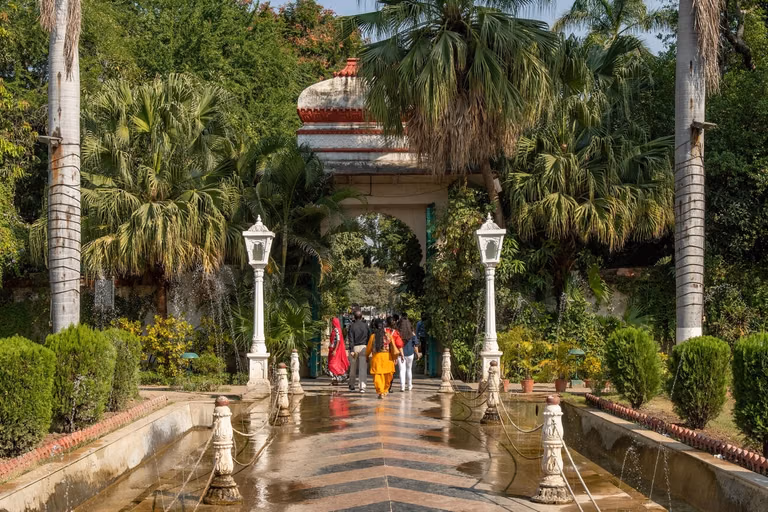 Main garden pathway with fountains and manicured lawns at Saheliyon Ki Bari