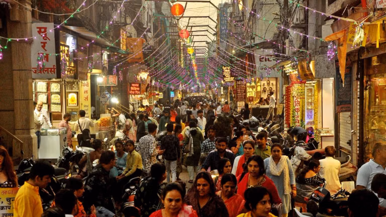 Sarafa Bazaar Indore night food market ambience