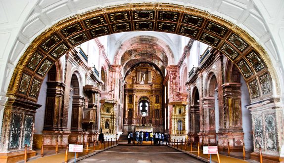Se Cathedral interior showing ornate altar and barrel vaulted ceiling