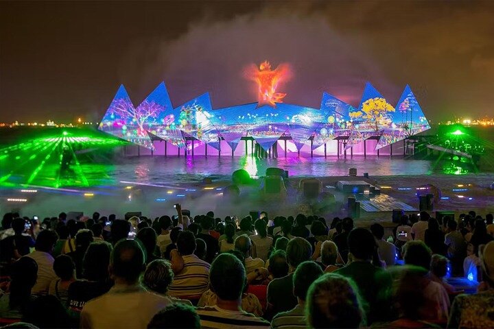 Weather and crowd fallback planning for Singapore night shows