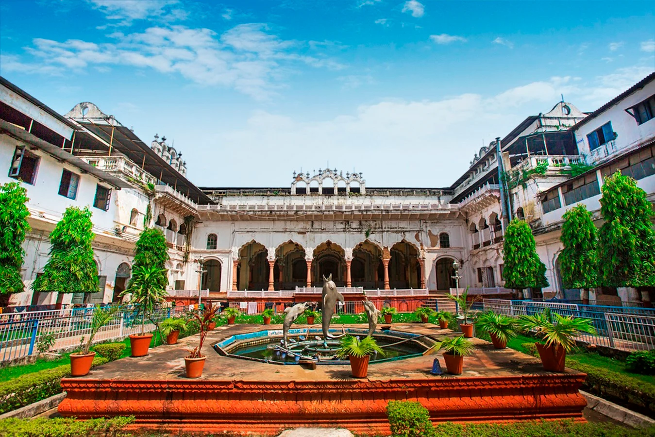 Sadar Manzil area and surrounding heritage context near Shaukat Mahal