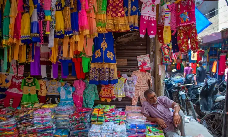 Delhi market bargaining and budget planning strategy for shoppers