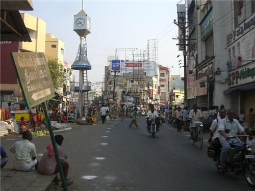 Erode textile market showing cotton sarees and handloom fabrics