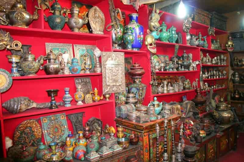Kashmiri handicrafts and souvenir selection in Gulmarg