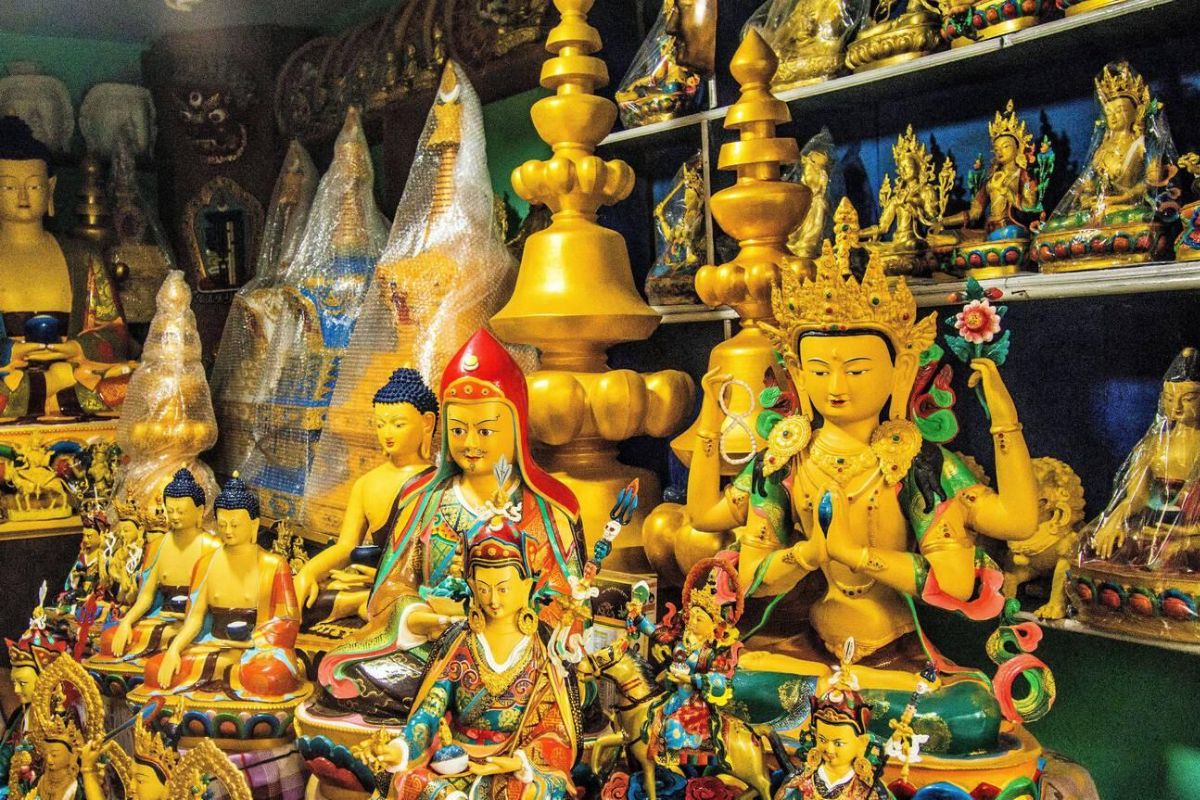Display of local handicrafts, wooden items and souvenirs in Jibhi shop