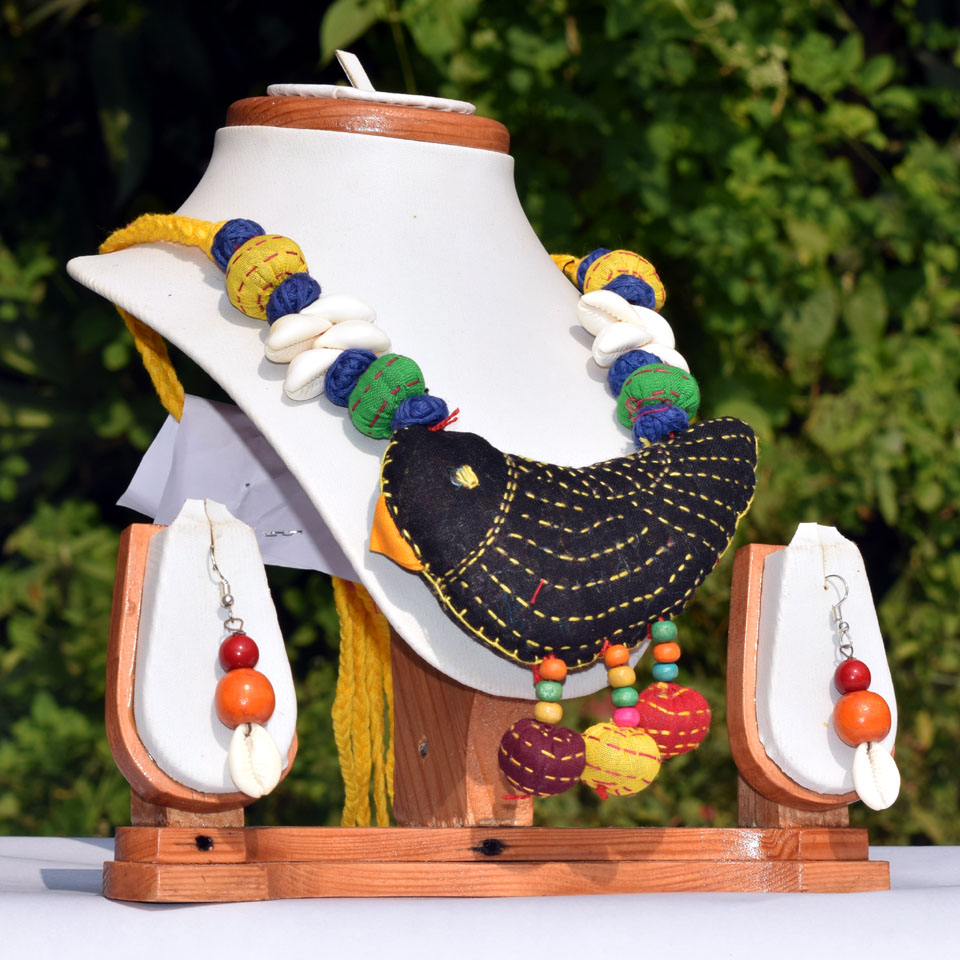 Handmade jewelry and handicrafts in Kasol market
