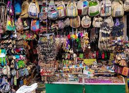 Street stalls and souvenir shops in Kasol