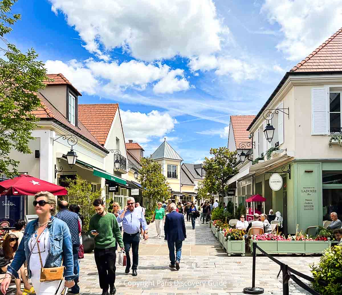Le Marais district showing boutique shops and historic architecture