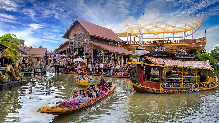 Thai floating market shopping