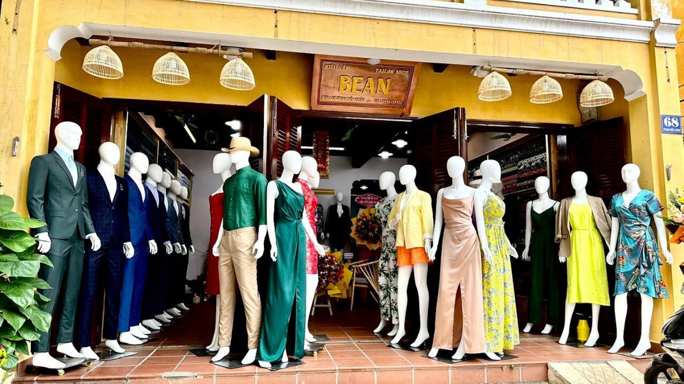Custom tailoring shops in Hoi An ancient town