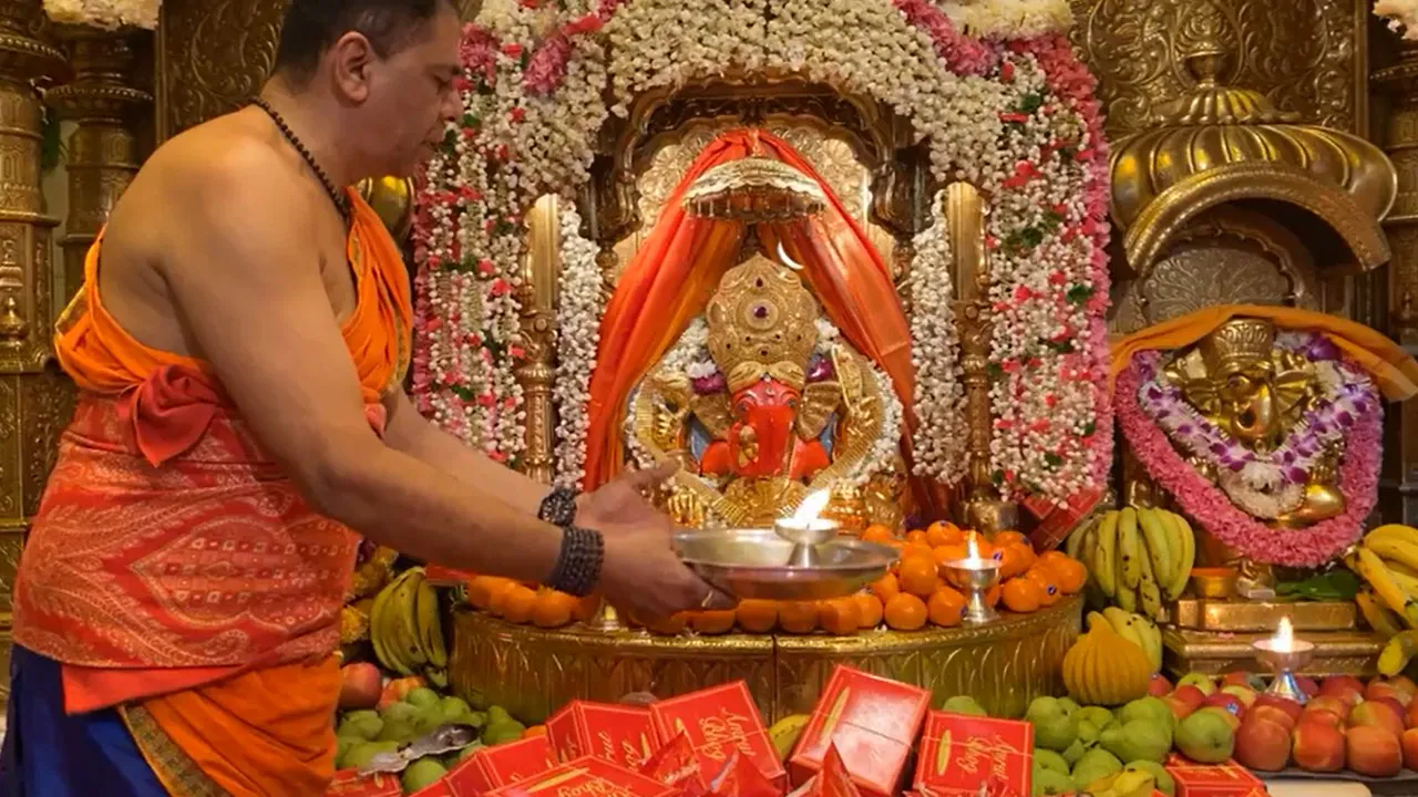 Aarti ceremony at Siddhivinayak Temple