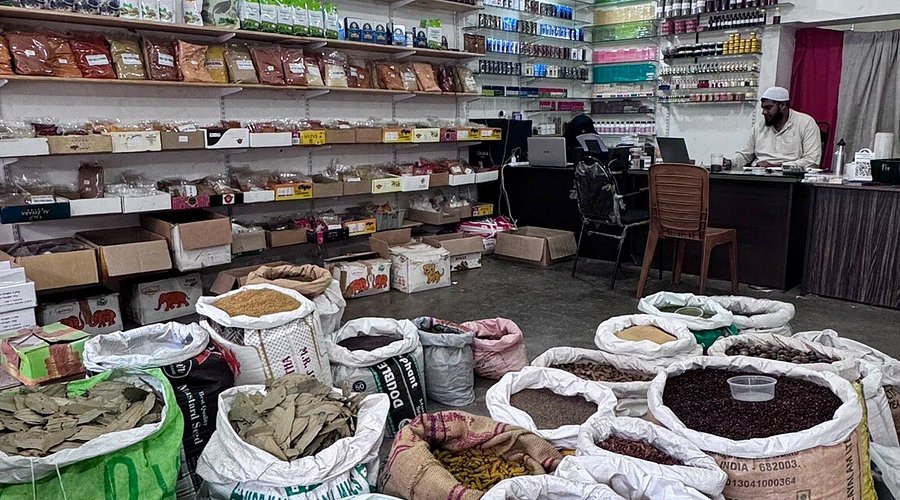 Cardamom pepper and cinnamon shopping in Kerala