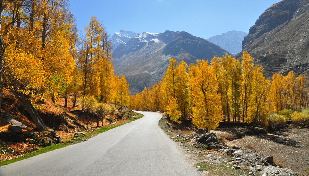 Spiti River valley in autumn with golden mountains and clear waters