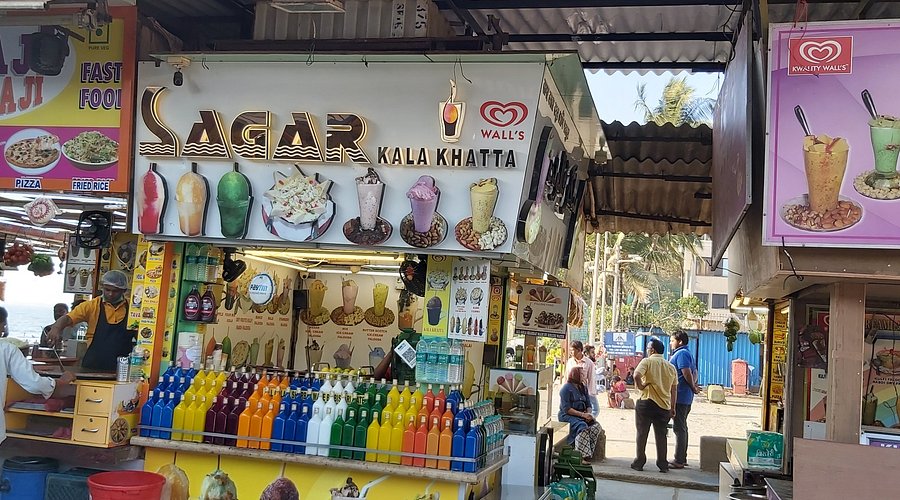 Evening street food stalls lined along Mumbai beach
