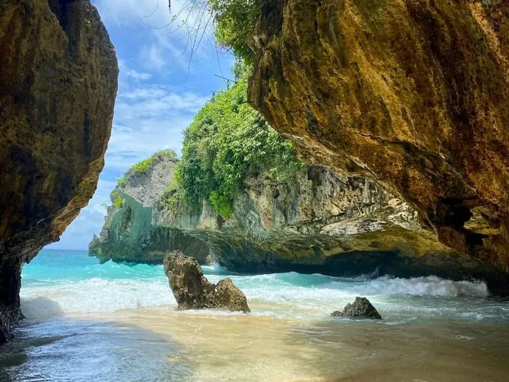 Cliff view over Suluban Beach and ocean swells